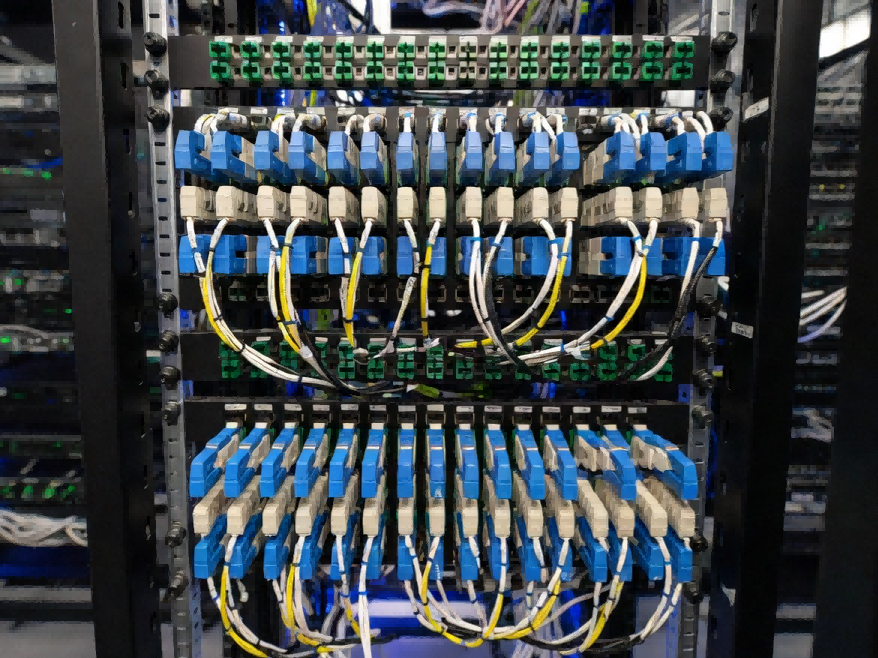 Data center fiber optic cabling infrastructure showing MPO and LC patch panels for 400G QSFP-DD and 100G QSFP28 transceiver deployments